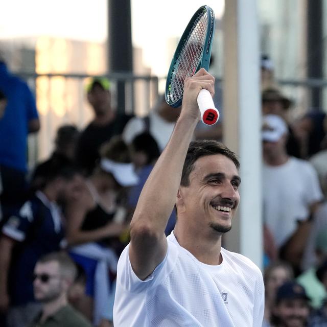 Le tennisman italien Lorenzo Sonego a aisément battu Stan Wawrinka en quatre sets victorieux lors de l'Open d'Australie. [Keystone/AP Photo - Manish Swarup]