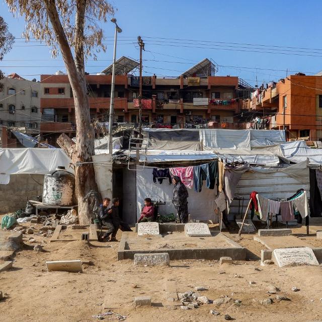 Une femme et des enfants dans un camp de réfugiés dans la bande de Gaza. [AFP - Eyad BABA]