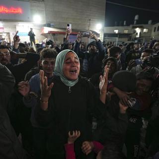 Des palestiniens célébrant la déclaration de cessez-le-feu négociée entre Israël et le Hamas. Deir-al-Balah (Bande de Gaza), le 15 janvier 2025. [AP Photo/Keystone - Abdel Kareem Hana]