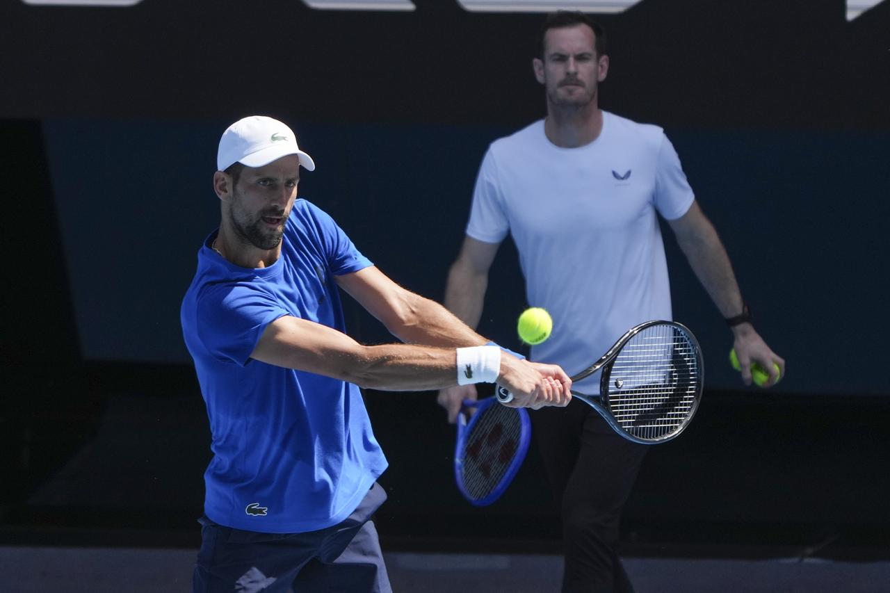 Novak Djokovic et, dans l'ombre, son nouveau coach, un certain Andy Murray. Un duo... "big fort"? [KEYSTONE - MARK BAKER]