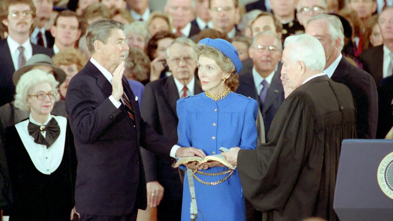 Prestation de serment à l'intérieur du Capitole par Ronald Reagan, le 21 janvier 1985 [White House Photographic Collection]