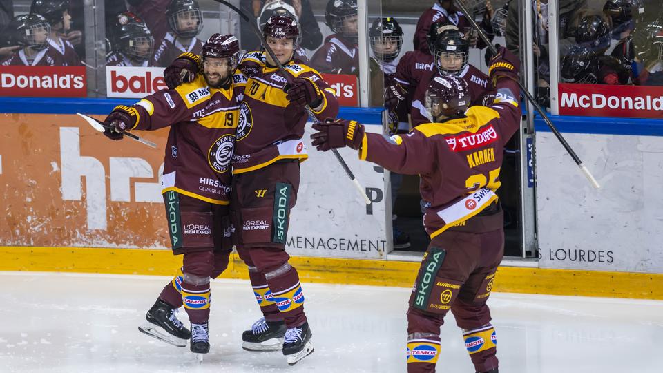 Josh Jooris (à gauche) a été l'homme du match pour Genève contre Kloten. [KEYSTONE - MARTIAL TREZZINI]