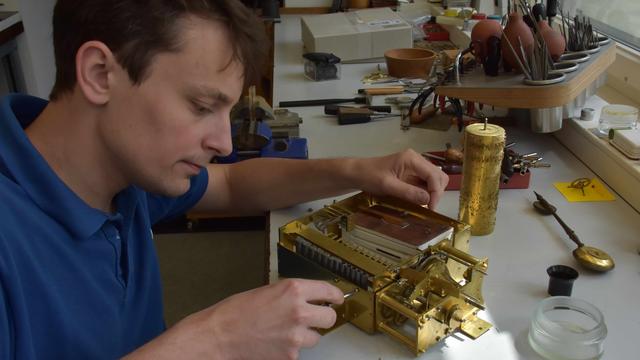 Un atelier spécialisé dans la restauration d’horloges anciennes et d’automates à musique à Sainte-Croix (VD). [RTS - Gaël Klein]