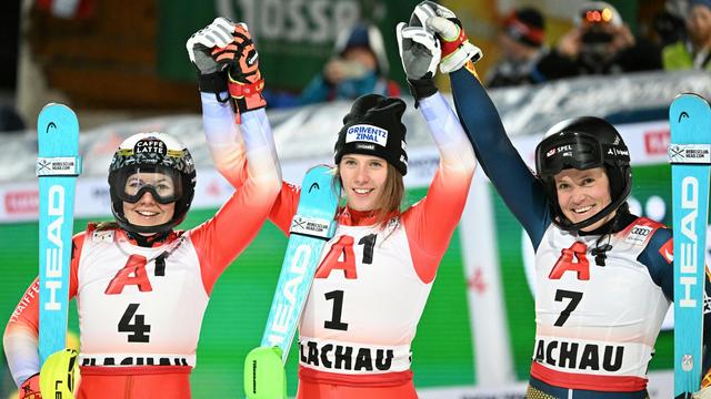 Camille Rast (au centre), aux côtés de Wendy Holdener (à gauche) et de Sara Hector (à droite). [KEYSTONE - BARBARA GINDL]