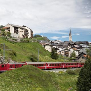 La ville d'Ardez. [Keystone - Arno Balzarini]