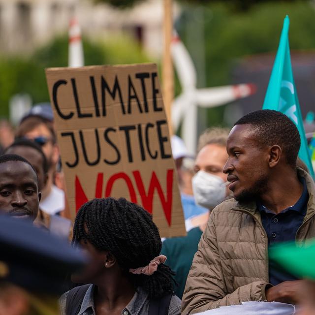 L'homme noir africain réclame la justice climatique lors d'une manifestation. Manifestation du sommet du G7 à Munich, Allemagne. [Depositphotos - wirestock_creators]