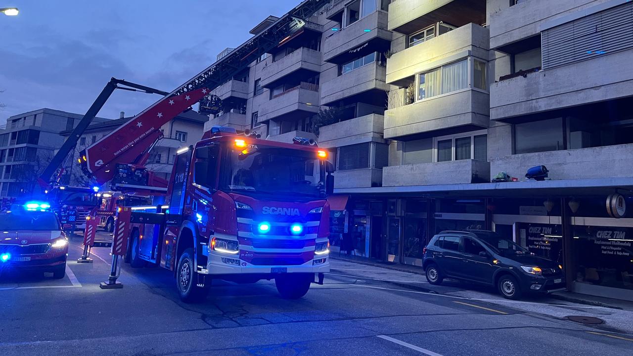 Un dégagement de fumée a été signalé dimanche vers 07h00 du matin dans un immeuble du centre-ville de Sierre. [Police cantonale valaisanne]