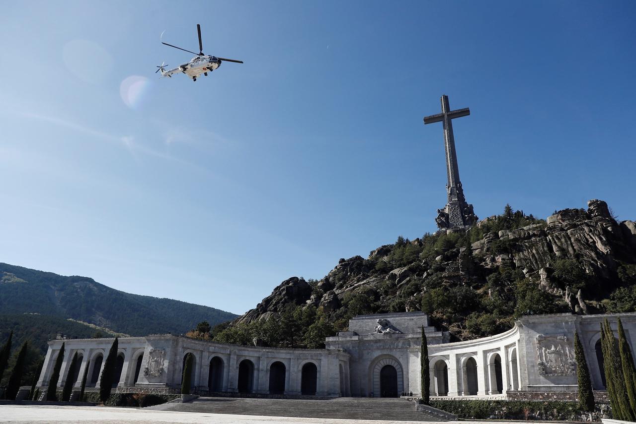 Un hélicoptère militaire transportant le cercueil du dictateur espagnol Francisco Franco survole l'imposant mausolée du "Valle de los Caidos", près Madrid, le 24 octobre 2019. [KEYSTONE - MARISCAL]