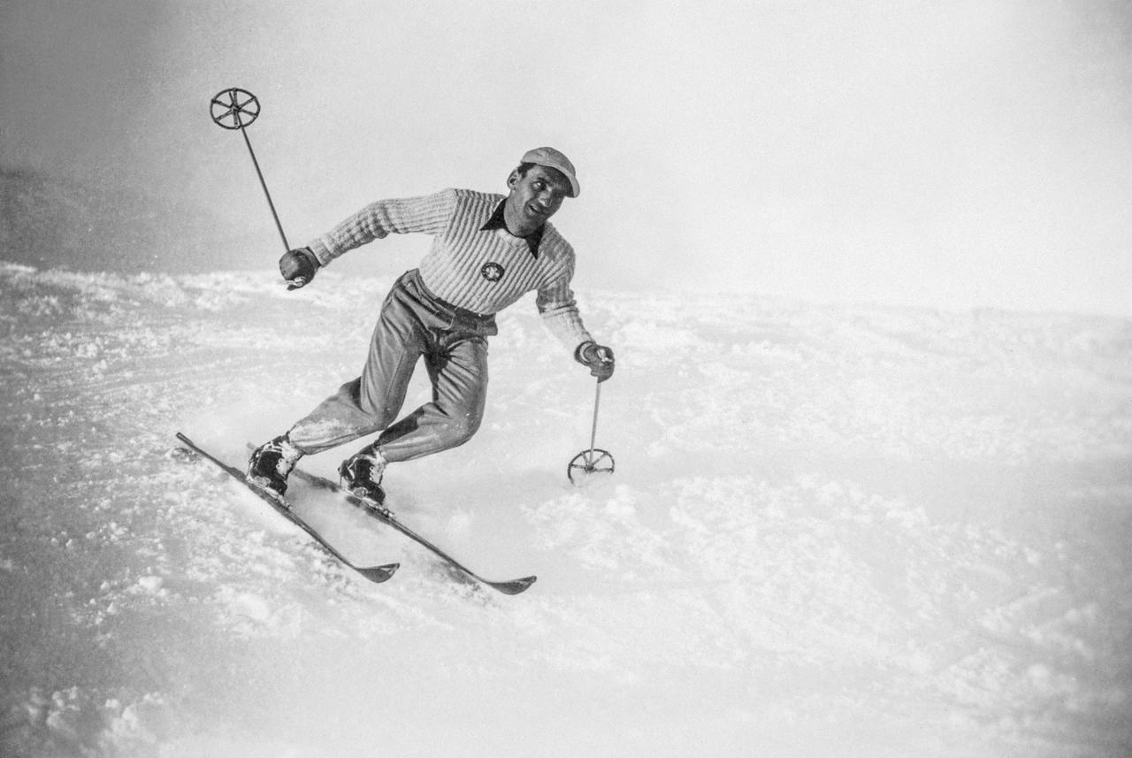 Le Suisse Rudolf Rominger, champion du monde en descente en 1936, est ici équipé de bâtons en aluminium. [STR - Keystone]