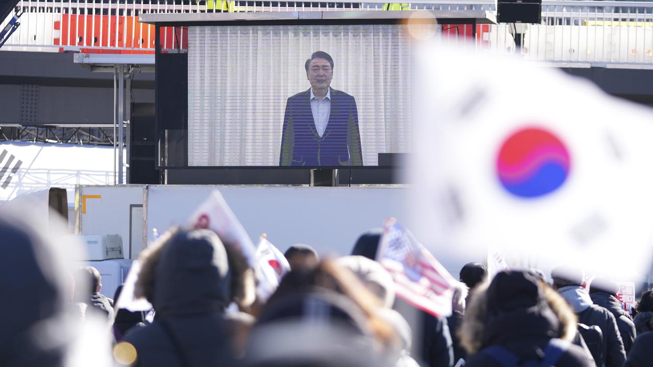 Un écran affiche des images du président sud-coréen Yoon Suk Yeol, alors que des partisans organisent un rassemblement pour s'opposer à sa destitution près de la résidence présidentielle à Séoul, en Corée du Sud, mercredi 15 janvier 2025. [Keystone - AP Photo/Lee Jin-man]