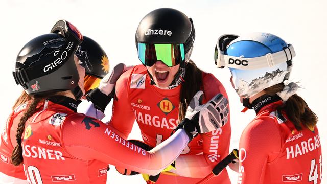 Après sa superbe deuxième place en descente, Malorie Blanc a été fêtée comme il se doit par l'entier de l'équipe de Suisse. [Barbara Gindl - Keystone]