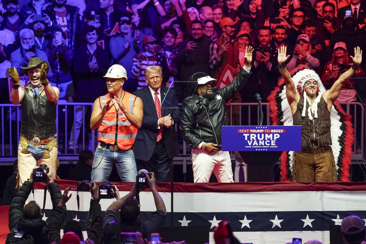 Village People sur scène avec Donald Trump lors d'un meeting dimanche, à la veille de l'investiture. [KEYSTONE - WILL OLIVER]