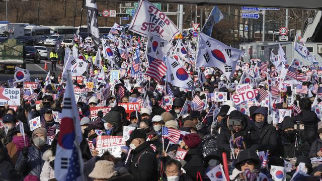 Des partisans du président déchu Yoon Suk Yeol près de la résidence présidentielle, le 3 janiver 2025 à Séoul.