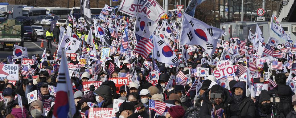 Des partisans du président déchu Yoon Suk Yeol près de la résidence présidentielle, le 3 janiver 2025 à Séoul.