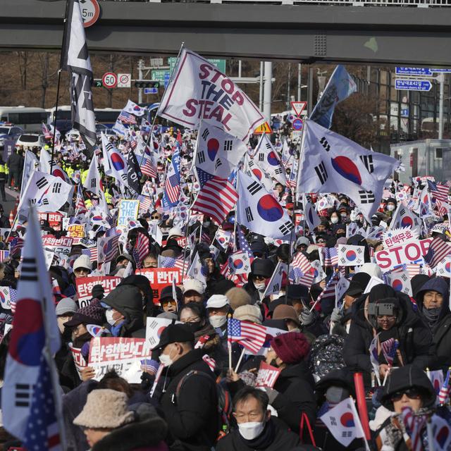 Des partisans du président déchu Yoon Suk Yeol près de la résidence présidentielle, le 3 janiver 2025 à Séoul.