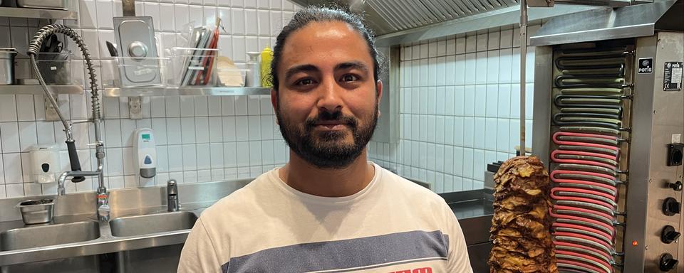 Atiq dans son restaurant kebab à Genève. [DR]