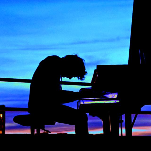 Le pianiste Alain Roche, compositeur de "Blue Hour", un concert de piano acoustique solo qui se déroule à l'aube, éclairé uniquement par le soleil levant. [Helena Heilig]