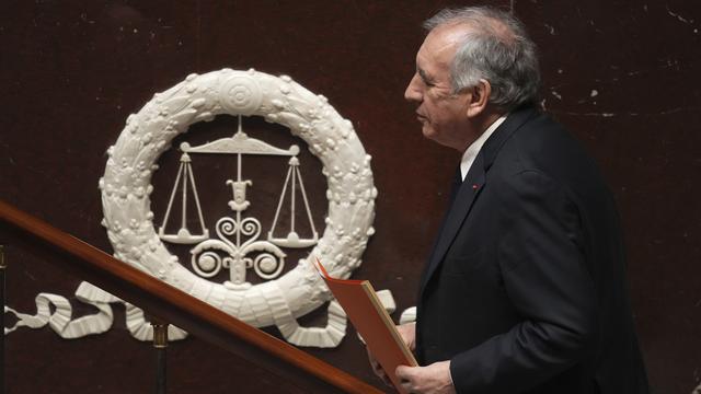 Le Premier ministre français François Bayrou arrive pour prononcer son discours de politique générale le mardi 14 janvier 2025 à l'Assemblée nationale à Paris. [Keystone - AP Photo/Thibault Camus]