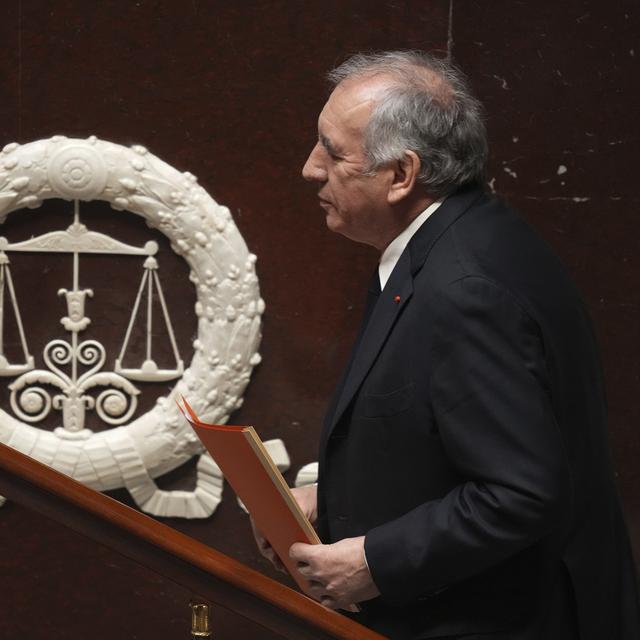 Le Premier ministre français François Bayrou arrive pour prononcer son discours de politique générale le mardi 14 janvier 2025 à l'Assemblée nationale à Paris. [Keystone - AP Photo/Thibault Camus]