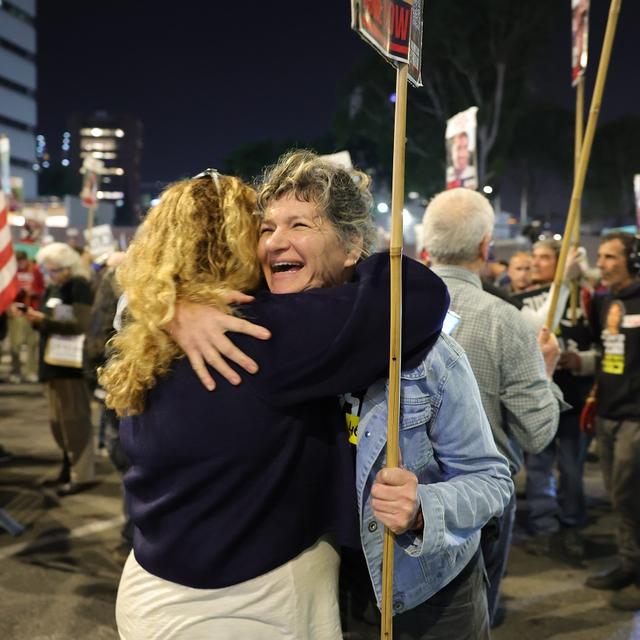 Des proches des otages israéliens du Hamais célébrant après l'annonce d'un cessez-le-feu lors d'une manifestation demandant la libération des otages et la fin de la guerre. Tel Aviv (Israël), le 15 janvier 2025. [EPA/KEYSTONE - ABIR SULTAN]