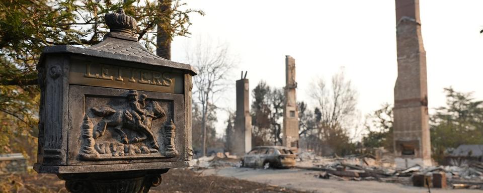 Une vue du quartier d'Altadena à Los Angeles, détruit par un incendie. [AP Photo - Chris Pizzello]