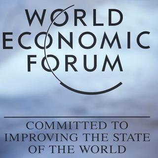 Le logo du Forum économique mondial affiché sur une fenêtre du Centre des congrès de Davos, en Suisse, dimanche 14 janvier 2024. [Keystone - AP Photo/Markus Schreiber]