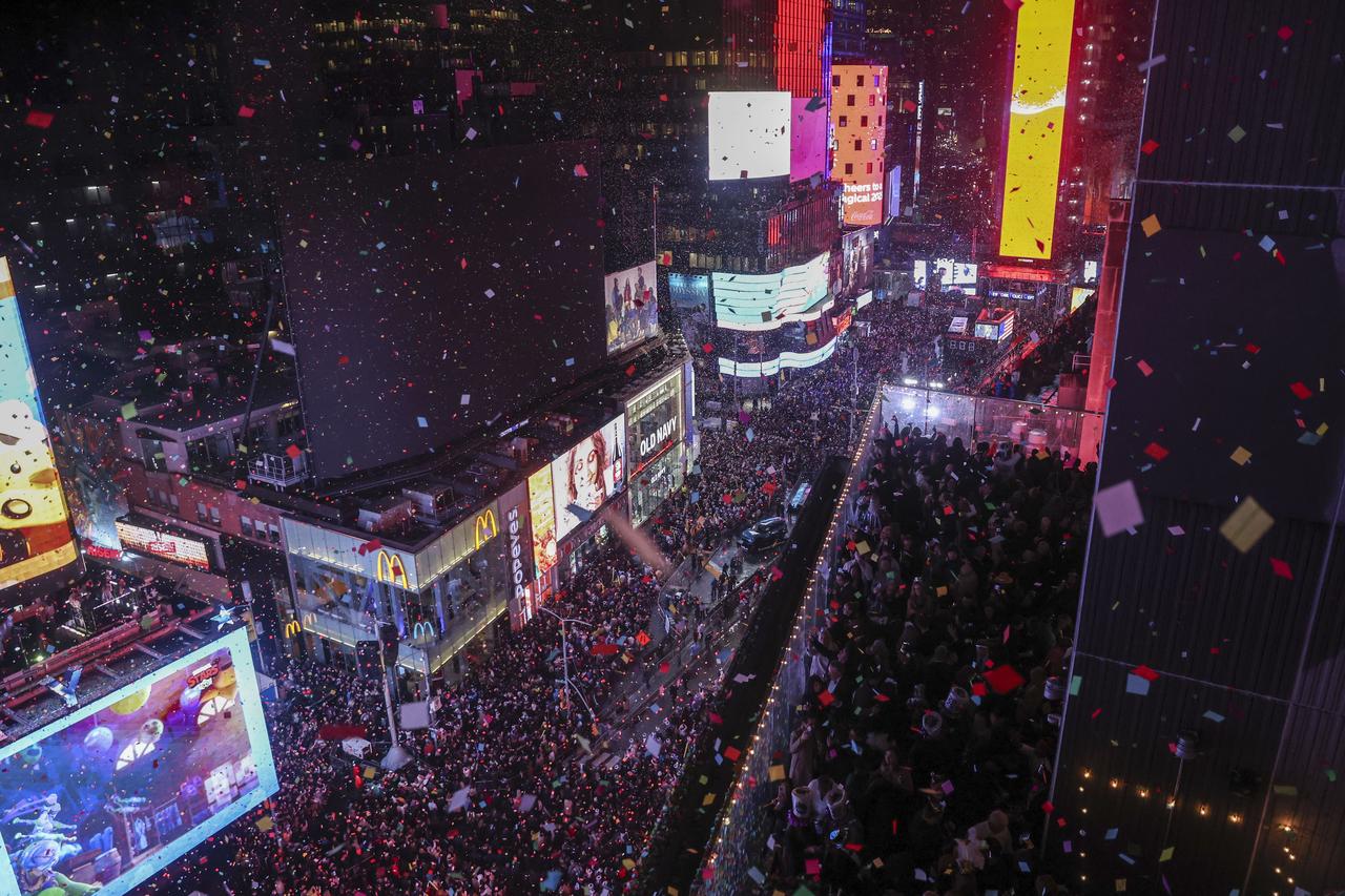 A New York, des dizaines de milliers de fêtards se sont massés à Times Square pour fêter la nouvelle année. [Keystone - Heather Khalifa - AP Photo]