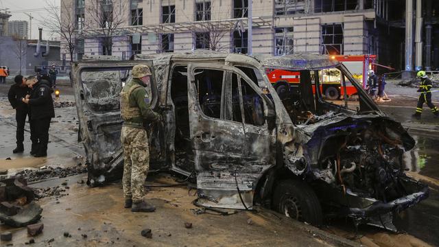 Des sauveteurs et des policiers travaillent sur le site d'un tir de missile à Kiev, en Ukraine, le 18 janvier 2025. [KEYSTONE - SERGEY DOLZHENKO]