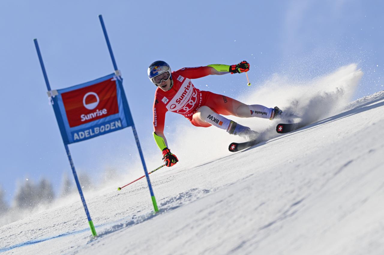 Comme l'entier du Cirque blanc actuel, Marco Odermatt porte une combinaison au summum de l'aérodynamisme et personnalisée à sa carrure. [KEYSTONE - Anthony Anex - Keystone]