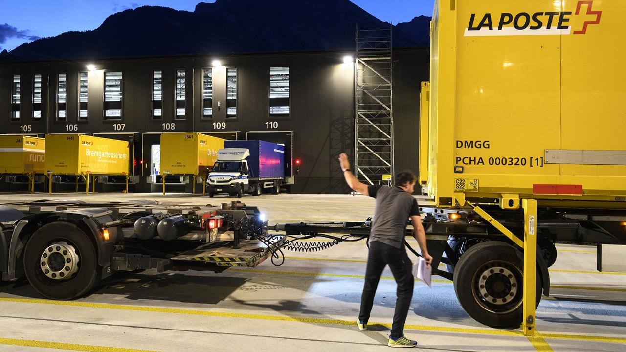 Un camion de La Poste devant le centre régional de tri des colis à Vétroz (VS). [Keystone - Laurent Gillieron]