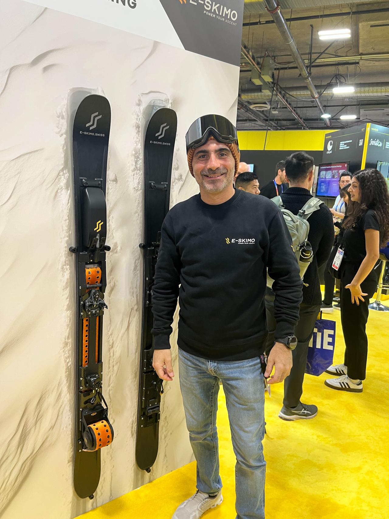 La start-up hélvète E-skimo a fait sensation au CES 2025 avec ses skis à chenilles pour la randonnée. [RTS - Pascal Wassmer]