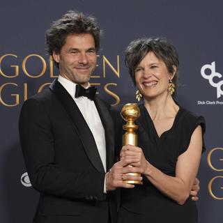 Camille et Clément Ducol récompensés aux Golden Globes pour "El Mal" du film "Emilia Perez", le 5 janvier 2025. [AP Photo/Keystone - Chris Pizzello]