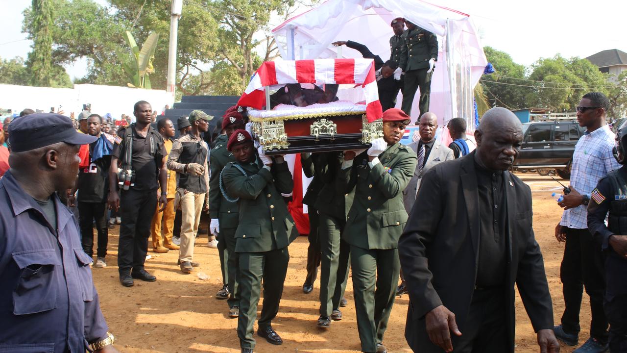 Des soldats transportent le cercueil de Prince Yormie Johnson, ancien chef de guerre et sénateur libérien. [Keystone - Abdu Bah Jallanzo]