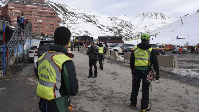 Des équipes médicales et d'urgence au complexe d'hiver d'Astún, en Aragon, dans le nord de l'Espagne, le 18 janvier 2025, après un accident de télésiège. [KEYSTONE - JAVIER BLASCO]