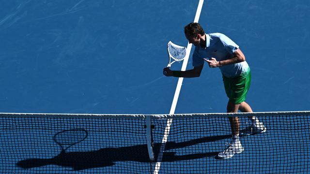 Daniil Medvedev, franc fou, s'en est pris à un filet à l'Open d'Australie. Sans toutefois finir par prendre la porte. [KEYSTONE - JOEL CARRETT]