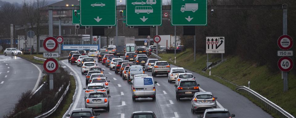 Des automobilistes arrivent à la douane de Bardonnex. [Keystone - Salvatore Di Nolfi]