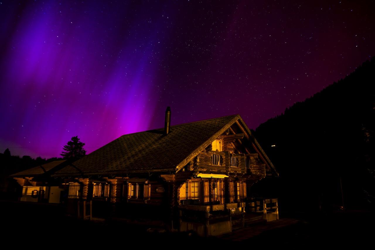 Des aurores boréales ont déjà illuminé le ciel suisse (Col des Mosses, 11 mai 2024) [Keystone - Jean-Christophe Bott]