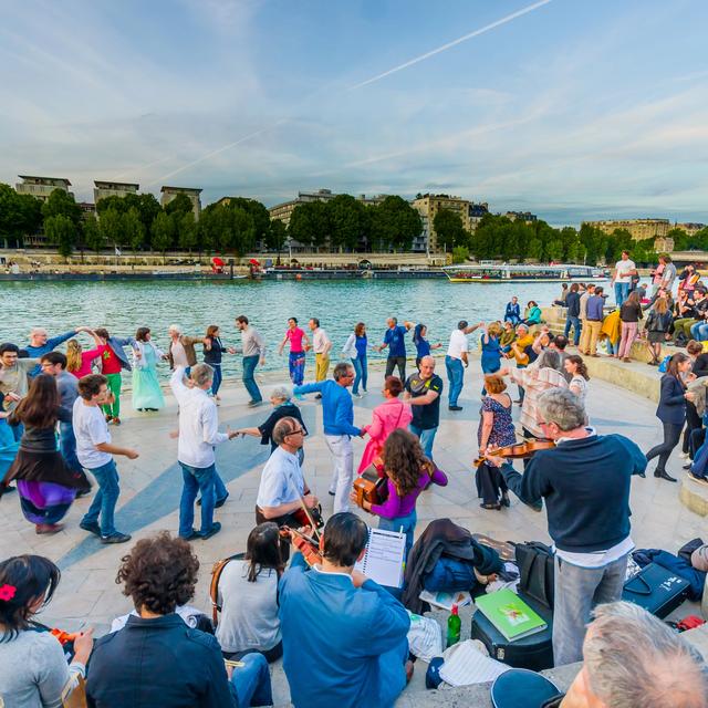 Des gens qui dansent sur les quais. [Depositphotos - pxhidalgo]