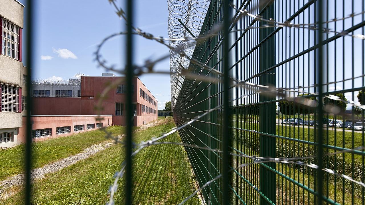 Un rapport des autorités fribourgeoises souligne qu'un détenu sur dix de la prison de Bellechasse consomme de la drogue. [KEYSTONE - Gaetan Bally]