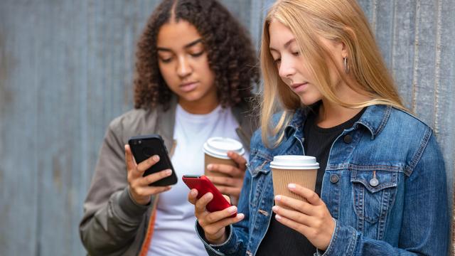 Des ados avec leur téléphone. [Depositphotos - dmbaker]