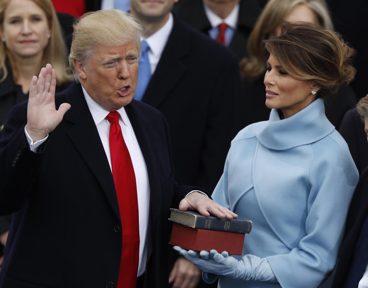 Donald Trump, la main sur la Bible, lors de sa première investiture en 2017. [REUTERS - Lucy Nicholson]