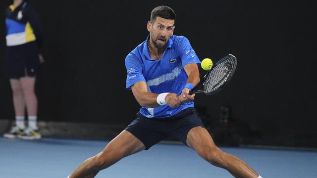 Novak Djokovic a égalisé un set partout face à Carlos Alcaraz. [Keystone - AP Photo/Vincent Thian]