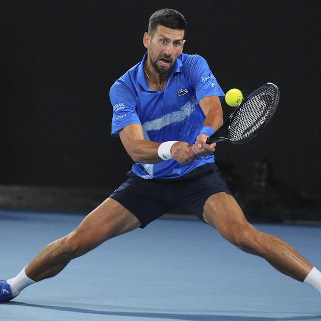 Novak Djokovic a égalisé un set partout face à Carlos Alcaraz. [Keystone - AP Photo/Vincent Thian]