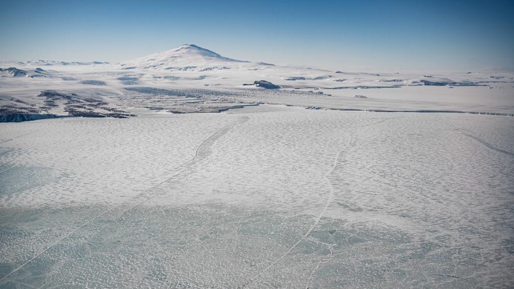 Une vue à l'est de l'Antarctique: le Mont Melbourne, le glacier Campbell, la baie Terra Nova et la Mer de Ross, le 16 octobre 2024. [Biosphoto via AFP - Armand Patoir]