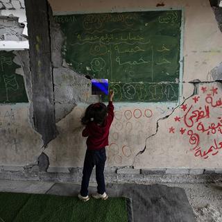 A Gaza, des "salles de cours" s'improvisent malgré la guerre. [EPA - HAITHAM IMAD]