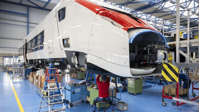 Vue de la halle de production de Stadler Rail le 13 mars 2024 à Bussnang (TG). [Keystone - Ennio Leanza]