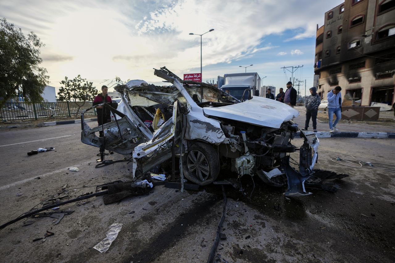 Une frappe aérienne israélienne ayant visé une voiture à Khan Younès a tué ses occupants, samedi 4 janvier 2025. [KEYSTONE - ABDEL KAREEM HANA]