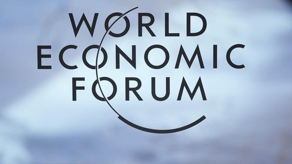 Le logo du Forum économique mondial affiché sur une fenêtre du Centre des congrès de Davos, en Suisse, dimanche 14 janvier 2024. [Keystone - AP Photo/Markus Schreiber]