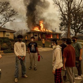 Les incendies continuent de s'étendre en Californie. [Keystone - AP Photo/Ethan Swope]