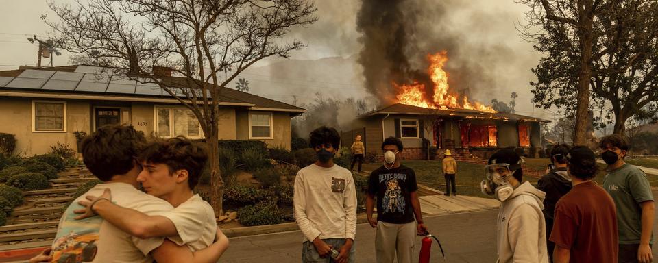 Les incendies continuent de s'étendre en Californie. [Keystone - AP Photo/Ethan Swope]